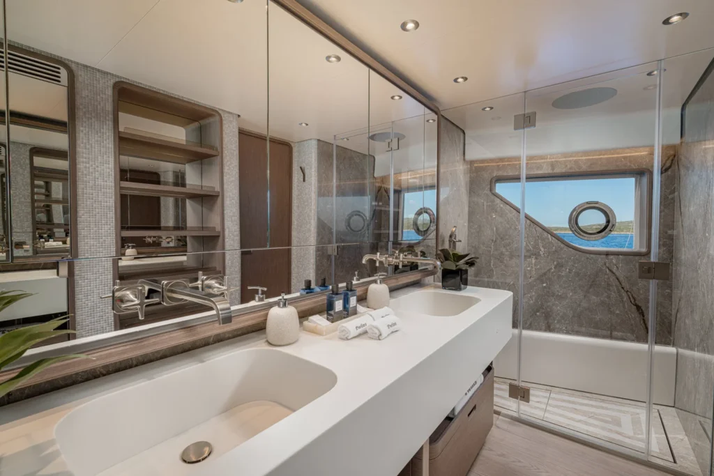 ferretti-navetta-30-liscabianca10 copia