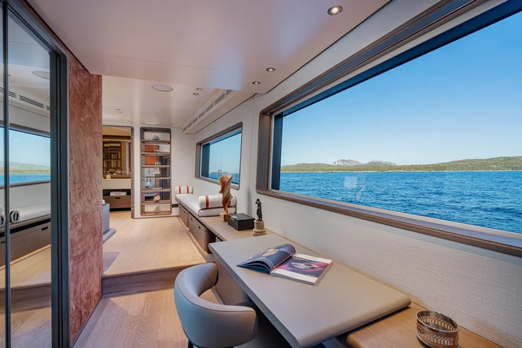 ferretti-navetta-30-liscabianca7 copia